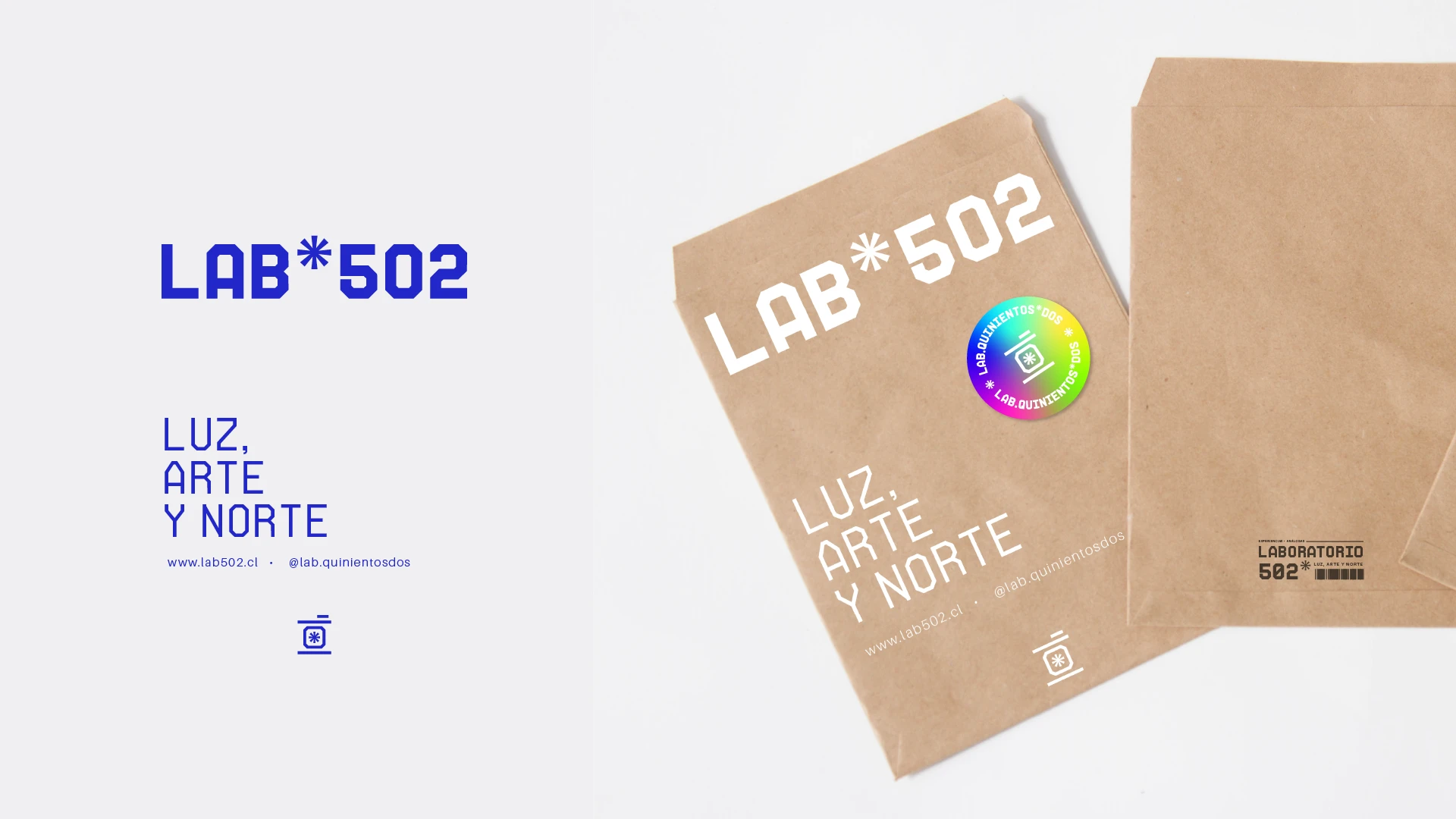 Bolsas de papel kraft con el logotipo LAB*502, el eslogan «Luz, arte y norte» y un sticker con el isotipo.