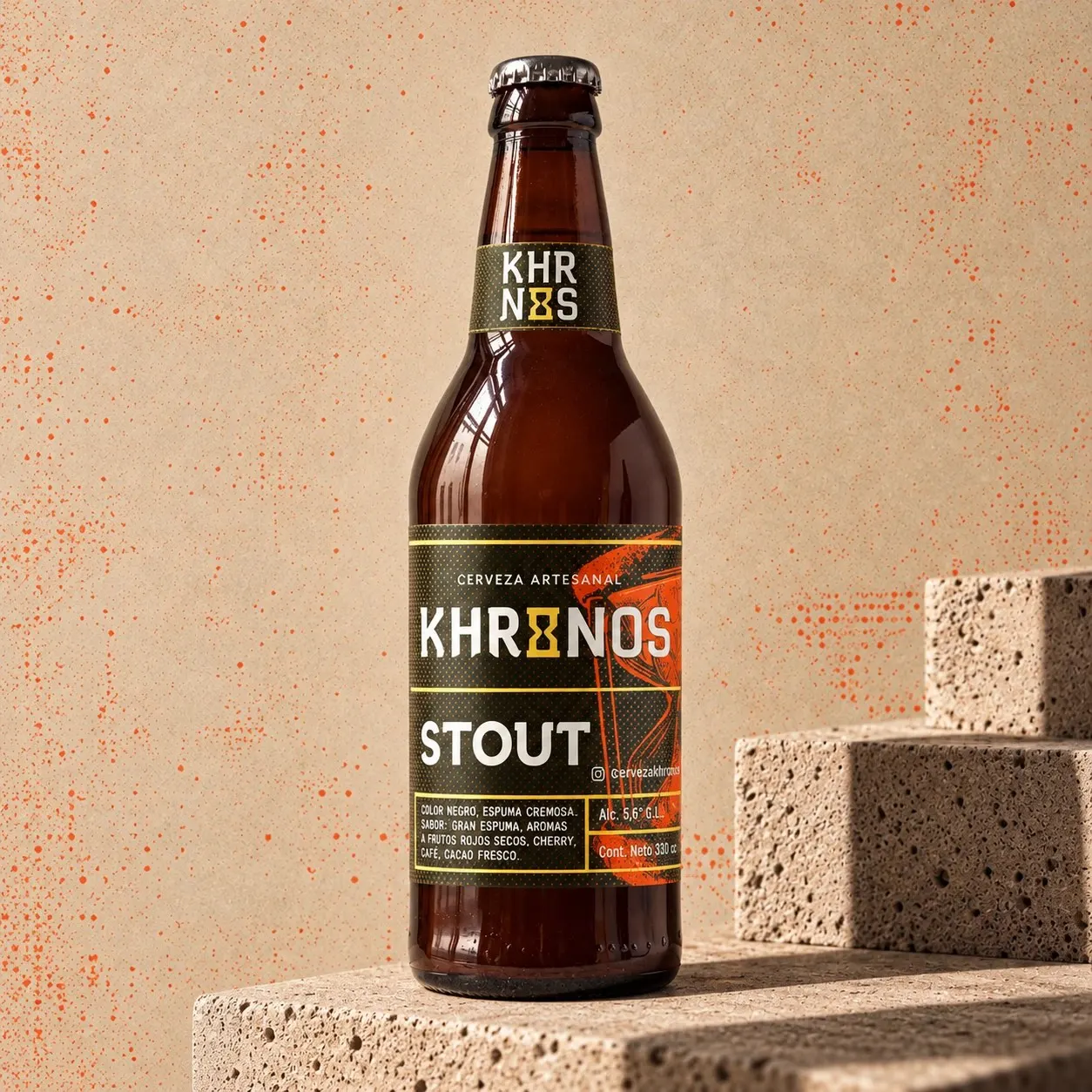 Botella de Cerveza Khronos Stout sobre un bloque de piedra.